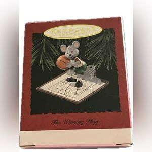 Hallmark Keepsake Ornament “The Winning Play” mouse basketball 1995